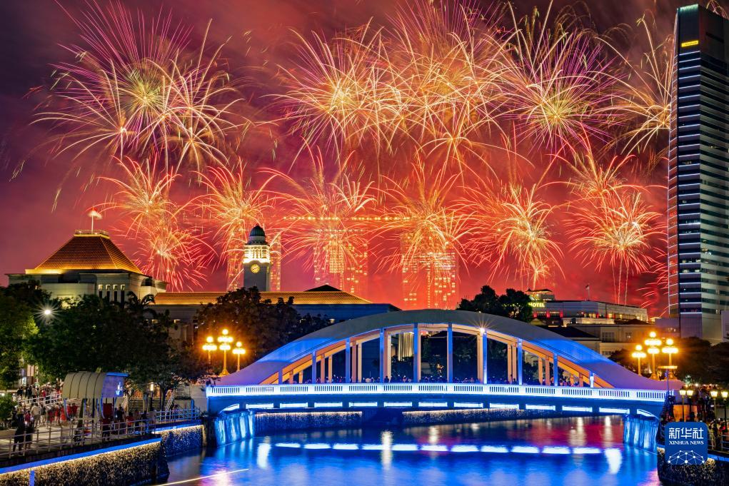 這是8月9日在新加坡國慶慶典上拍攝的煙花。