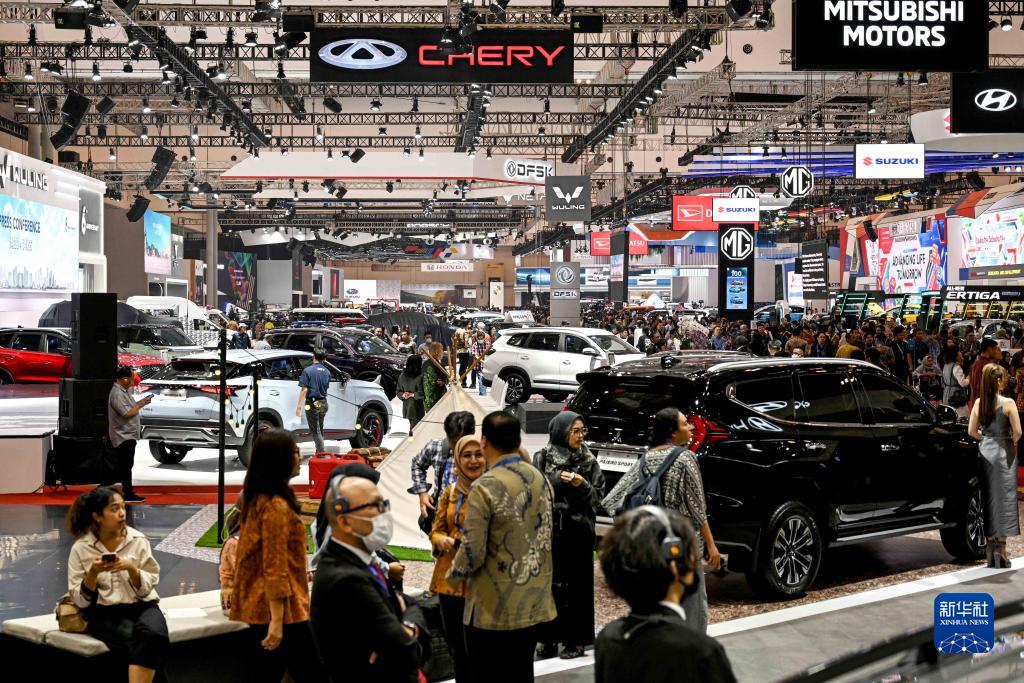 8月10日，在印度尼西亞萬丹省唐格朗的印尼會(huì)展中心，人們?cè)?023年印尼國(guó)際汽車展上參觀。新華社發(fā)（阿貢攝）