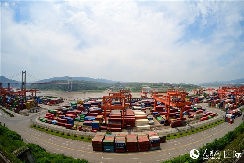 重慶果園港是我國內(nèi)河最大的鐵公水多式聯(lián)運樞紐港，也是西部陸海新通道的重要支點。圖為果園港全貌。人民網(wǎng)記者 苑基榮攝