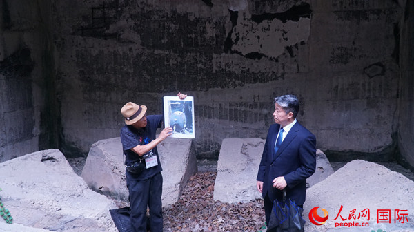 毒氣島歷史研究所事務局長山內正之在毒氣儲存遺址為大家介紹日軍發(fā)動毒氣戰(zhàn)的罪證。人民網 蔣曉辰攝