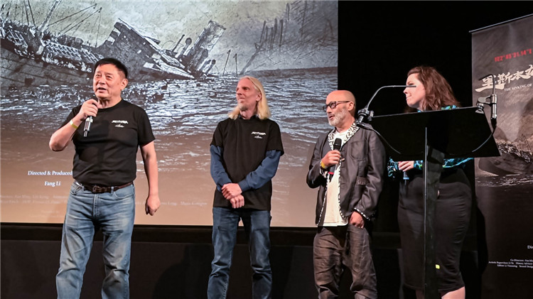 導(dǎo)演方勵(lì)以及團(tuán)隊(duì)成員分享體會(huì)。郭錦標(biāo)攝