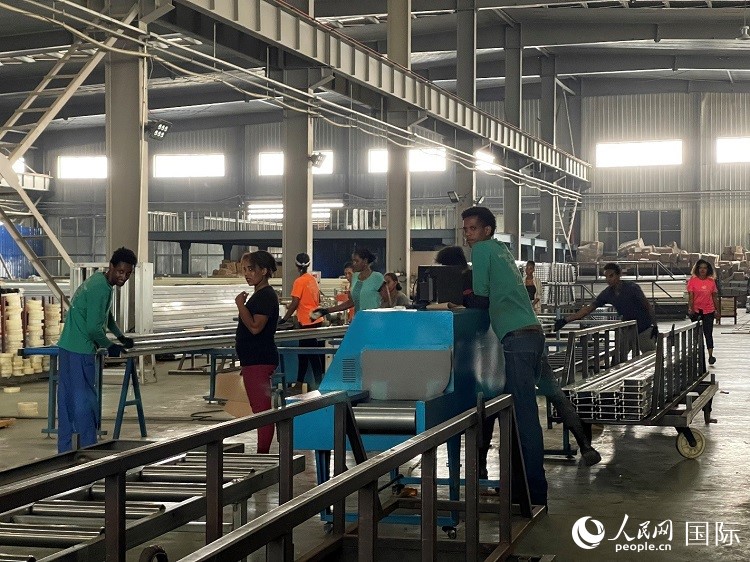 東方工業(yè)園華嘉鋁業(yè)生產(chǎn)車間。人民網(wǎng)記者 趙艷紅攝