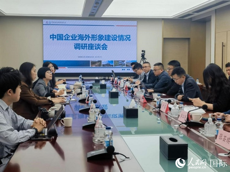 埃塞俄比亞中國商會(huì)企業(yè)代表與人民網(wǎng)記者座談。人民網(wǎng)記者 劉寧攝