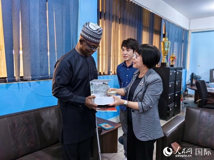 人民網(wǎng)監(jiān)事會(huì)主席唐維紅（右一）帶隊(duì)訪問尼日利亞通訊社，與該社總裁布克·龐勒（左一）交流。人民網(wǎng)記者 陳星星攝
