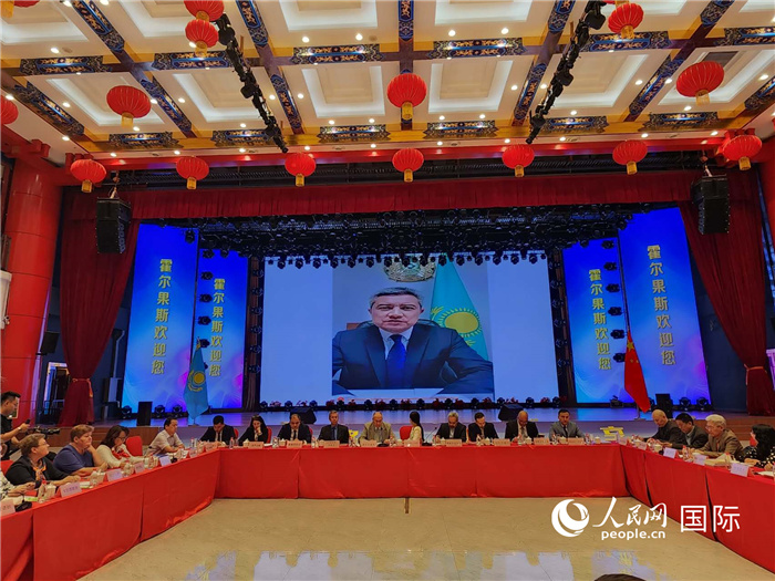 哈外交部駐阿拉木圖副代表拉伊莫夫視頻致辭。人民網(wǎng)記者 李強(qiáng)攝