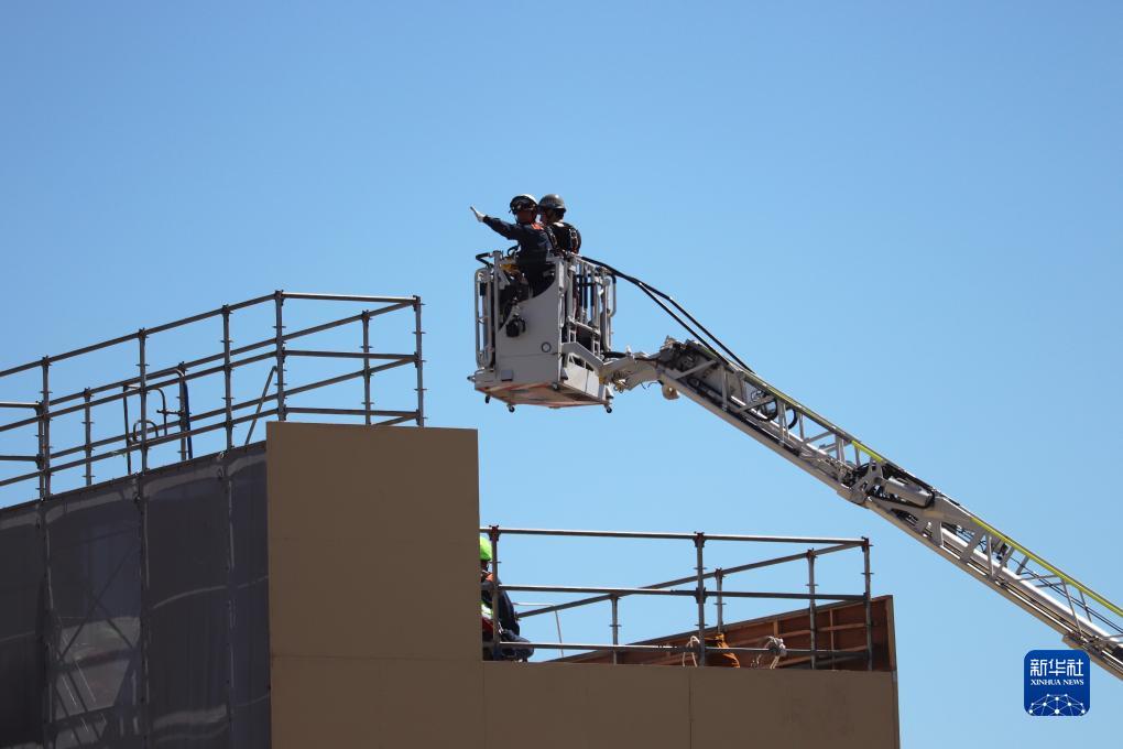 9月1日，在日本神奈川縣相模原市，消防員演練用消防云梯車救下被困高樓的民眾。9月1日是日本防災(zāi)日。當(dāng)天，日本中央政府及多個都縣市舉行了防災(zāi)演練，以提高大規(guī)模災(zāi)害發(fā)生時防災(zāi)機(jī)構(gòu)和市民迅速應(yīng)對的能力。新華社記者 楊光 攝