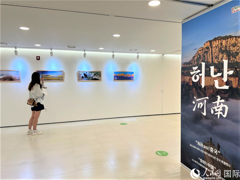 2.民眾參觀“看九曲黃河 聽華夏故事”主題展。人民網(wǎng)記者 馬菲攝