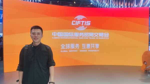 9月2日，梁家僖在國(guó)家會(huì)議中心拍照留念。受訪者供圖