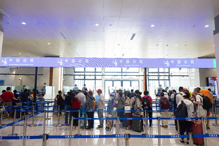 乘坐中老鐵路國際旅客列車的旅客在磨憨邊檢大廳排隊(duì)候檢。黃遠(yuǎn)飛 攝