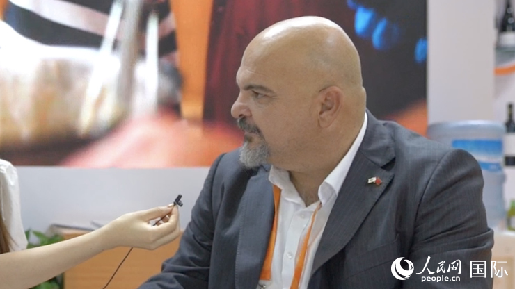 塞浦路斯首席經(jīng)濟(jì)商務(wù)參贊歐陽(yáng)路接受記者采訪。人民網(wǎng) 王禹蘅攝