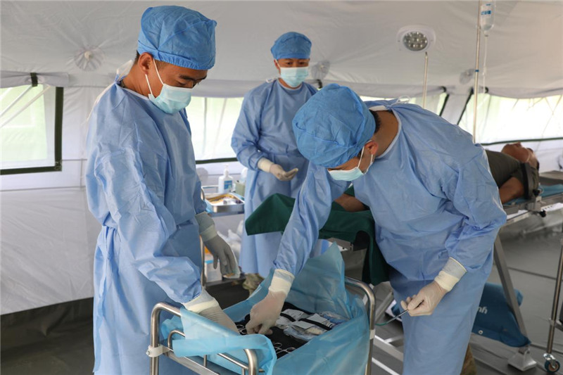 出征前，“純凈家園-2023”多國聯(lián)合掃雷行動(dòng)中方任務(wù)分隊(duì)醫(yī)療組官兵正在進(jìn)行專業(yè)訓(xùn)練。趙文環(huán)攝