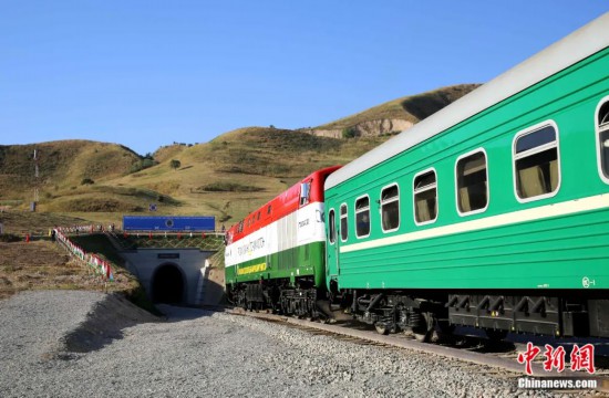 2016年8月24日，塔吉克斯坦“瓦赫達特-亞灣”鐵路通車。這是絲綢之路經濟帶框架下首個開工并建成的鐵路項目，具標志性意義。圖為火車進入由中鐵十九局集團有限公司承建的隧道。文龍杰 攝