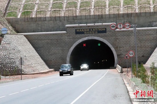 連接塔吉克斯坦南北的重要隧道之一哈特隆隧道由中國路橋承建，是塔國南北公路交通的重要干線道路，對促進塔吉克斯坦南北交流和國民經濟發(fā)展具有重要意義。田冰攝