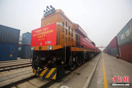 2021年7月5日，中國—上海合作組織地方經貿合作示范區(qū)（簡稱“上合示范區(qū)”）前往塔吉克斯坦首都杜尚別的首班中歐班列（齊魯號）“上合快線”發(fā)出，從上合示范區(qū)青島多式聯(lián)運中心啟程，為中國及日本、韓國等周邊國家和地區(qū)與塔吉克斯坦經貿往來提供了全新的物流解決方案。胡耀杰 攝