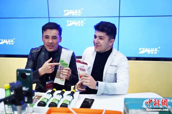 2023年3月，甘肅省慶陽市環(huán)縣電商創(chuàng)業(yè)孵化基地內，來自蘭州文理學院的塔吉克斯坦留學生正在協(xié)助主播直播帶貨當地農特產品。李亞龍 攝