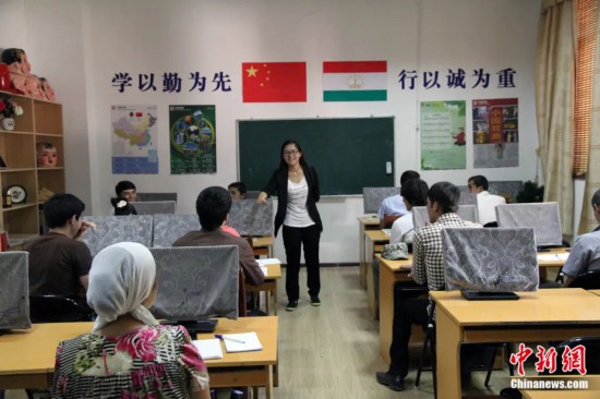 2014年，塔吉克斯坦國立民族大學的孔子學院內，教師正在為塔吉克斯坦學生授課。田冰 攝