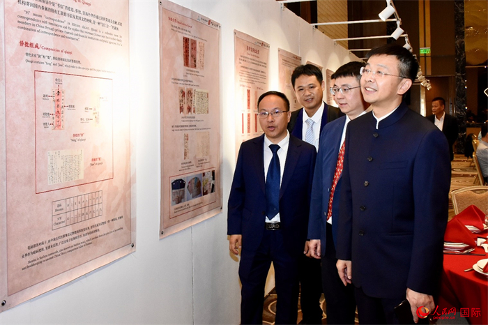 中國駐菲律賓大使館臨時代辦周志勇參觀“跨山越海兩地情”菲律賓主題僑批展。人民網記者 樊帆攝