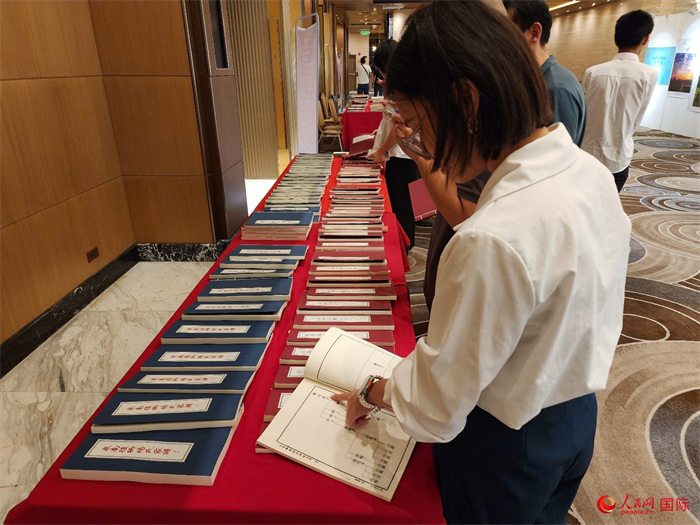 現(xiàn)場嘉賓參觀“根脈尋蹤”泉州百個家族移民菲律賓族譜展。人民網記者 樊帆攝