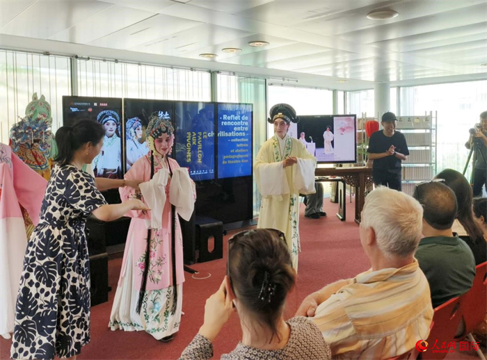 戲迷在昆曲雅集及教學(xué)工作坊活動現(xiàn)場體驗昆曲藝術(shù)。人民網(wǎng)記者 尚凱元攝