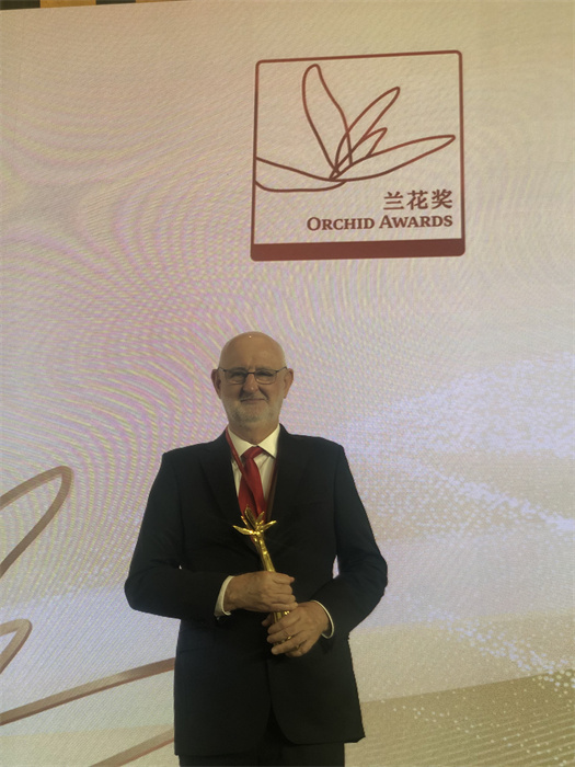 保利諾教授在頒獎典禮現(xiàn)場。 巴西圣保羅州立大學孔子學院供圖。