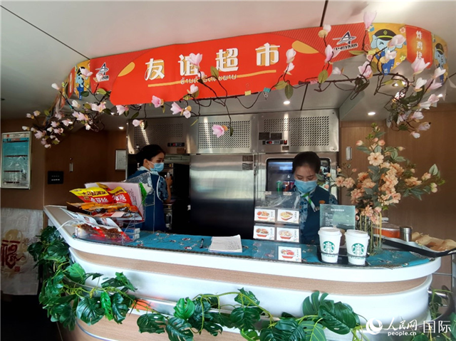 中老鐵路國(guó)際旅客列車(chē)?yán)锏摹坝颜x超市”。人民網(wǎng) 杜明明攝
