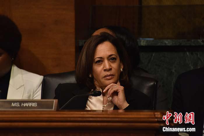 當(dāng)?shù)貢r(shí)間8月11日，美國(guó)前副總統(tǒng)、已經(jīng)鎖定民主黨總統(tǒng)候選人提名的拜登選定聯(lián)邦參議員卡瑪拉·哈里斯為其競(jìng)選搭檔、民主黨副總統(tǒng)候選人。哈里斯成為美國(guó)歷史上首位被提名為副總統(tǒng)候選人的非裔女性。圖為哈里斯此前出席國(guó)會(huì)聽(tīng)證會(huì)(資料圖)。<a target='_blank' href='/'><p  align=