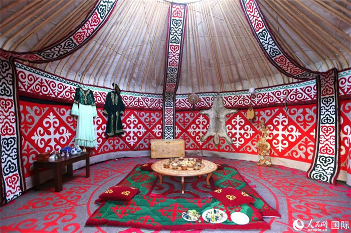 活動現(xiàn)場展示了哈薩克斯坦的氈房。人民網(wǎng)記者 楊倩攝