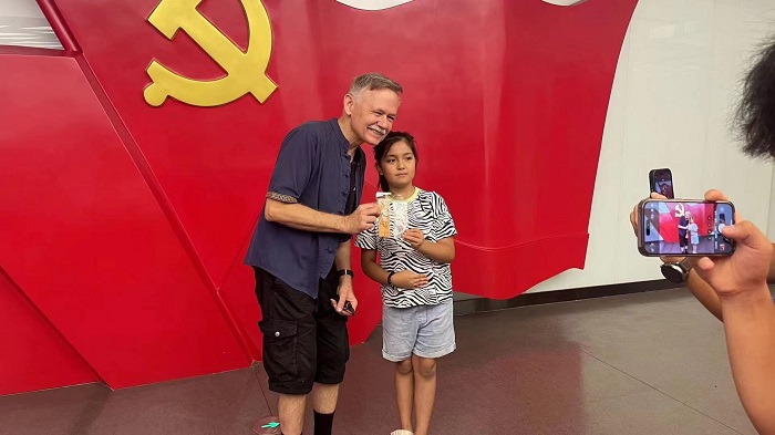 潘維廉和志愿講解員紀(jì)念合影。主辦方供圖