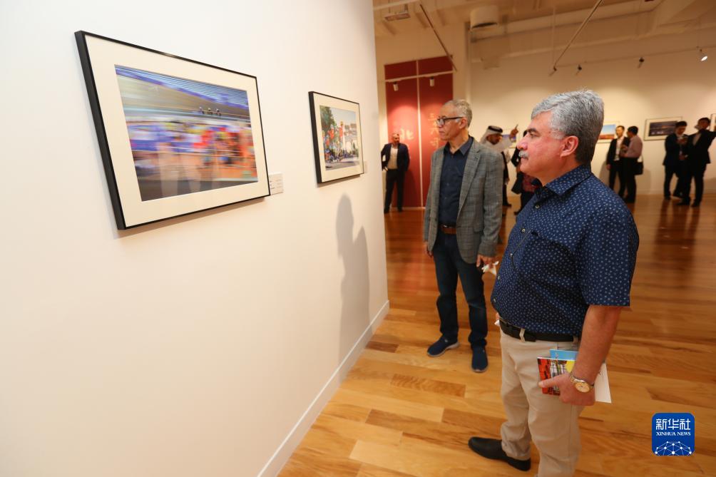 9月18日，人們?cè)诳ㄋ柖喙⒂^“你好，北京”攝影展。新華社記者隋先凱攝
