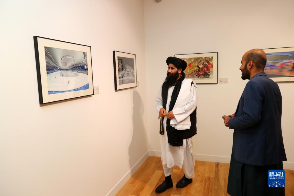 9月18日，人們?cè)诳ㄋ柖喙⒂^“你好，北京”攝影展。新華社記者隋先凱攝