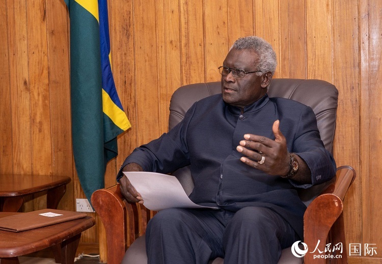 2023年9月14日，所羅門群島總理梅納西·索加瓦雷在首都霍尼亞拉接受人民網(wǎng)記者專訪。（人民網(wǎng) 賀吉攝影 ）