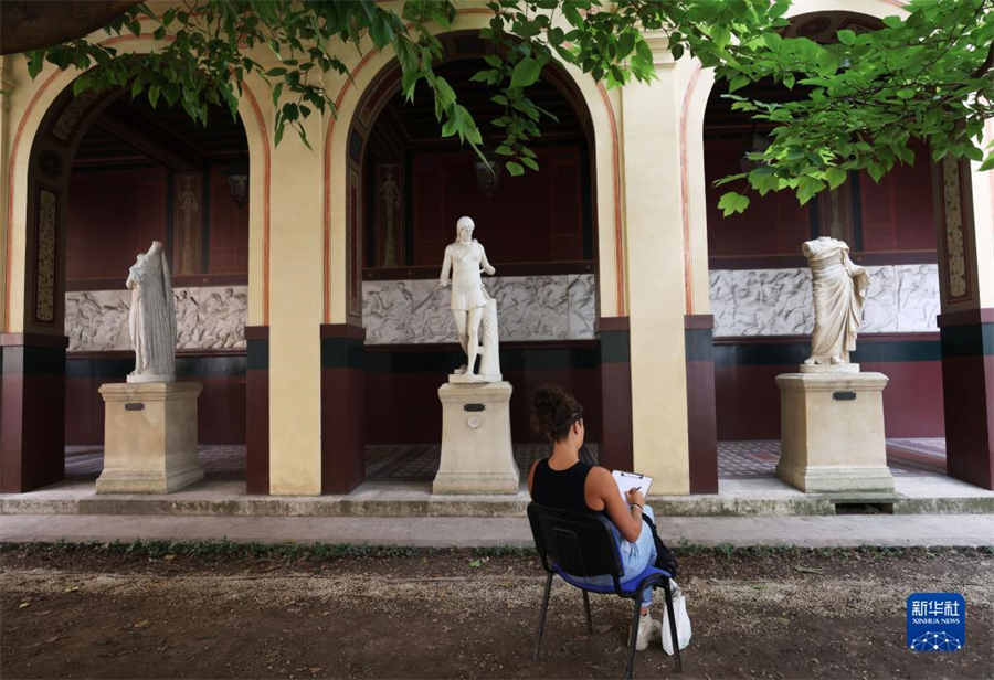 9月17日，在法國巴黎國立高等美術(shù)學院舉行的歐洲遺產(chǎn)日活動上，參觀者參與繪畫創(chuàng)作和體驗。新華社記者 高靜 攝