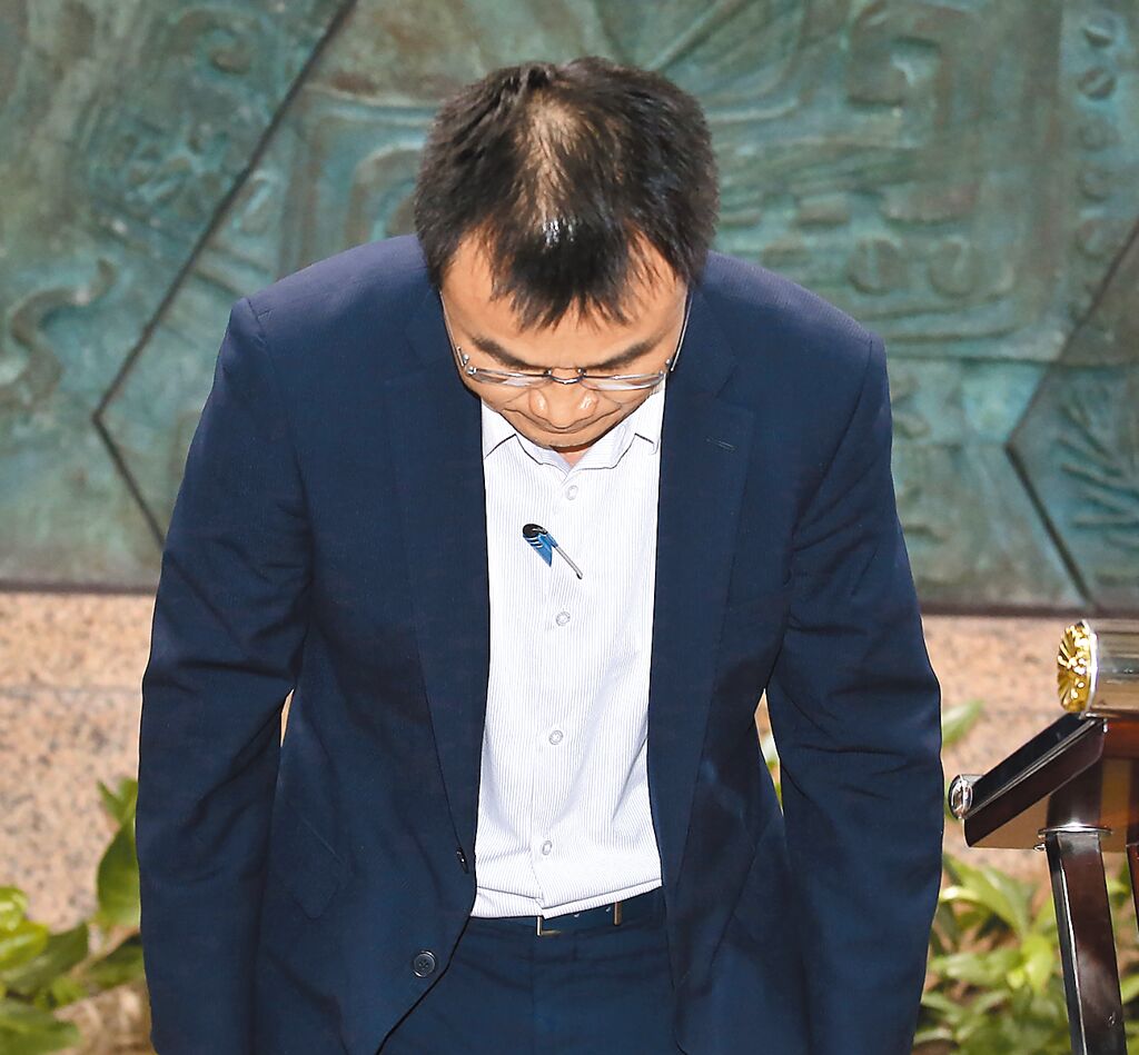 臺(tái)農(nóng)業(yè)部門負(fù)責(zé)人陳吉仲19日傍晚舉行記者會(huì)說明項(xiàng)目進(jìn)口雞蛋議題，當(dāng)日晚間8點(diǎn)在臉書上宣布辭職。 圖片來源：臺(tái)灣“中時(shí)新聞網(wǎng)”