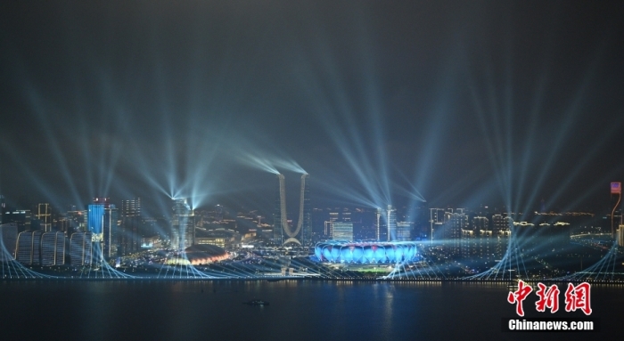 9月23日，杭州第19屆亞運(yùn)會開幕式在浙江杭州奧體中心體育場舉行。圖為璀璨燈光秀點(diǎn)亮錢塘江夜空。<a target='_blank' href='/'><p  align=
