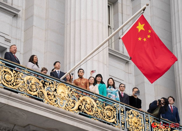 當(dāng)?shù)貢r間9月29日，中國駐舊金山總領(lǐng)事張建敏與舊金山市長倫敦·布理德一起在舊金山市政廳陽臺升起中國國旗，慶祝中華人民共和國成立74周年。人民網(wǎng)記者 鄧圩攝