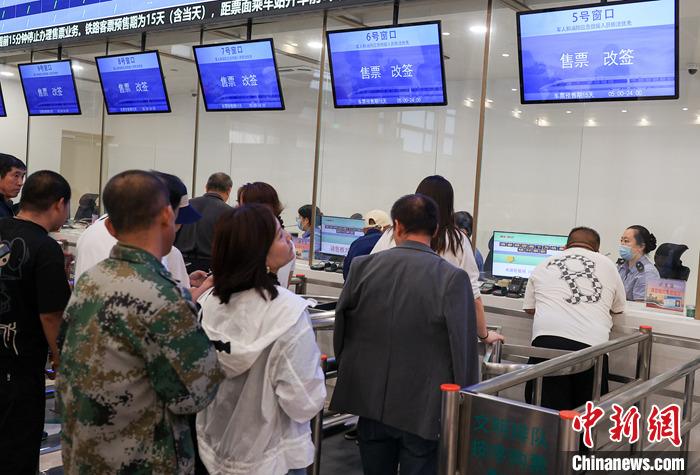 9月21日，旅客在北京站售票大廳內(nèi)購買火車票。當(dāng)日，鐵路部門開始發(fā)售10月5日火車票。國鐵集團(tuán)發(fā)布數(shù)據(jù)顯示，9月13日至20日已發(fā)售火車票1.5億張。鐵路部門將在9月27日至10月1日、10月4日至7日增開200列夜間高鐵，車票已陸續(xù)開始發(fā)售，盡最大努力滿足旅客出行需求。 <a target='_blank' href='/'><p  align=