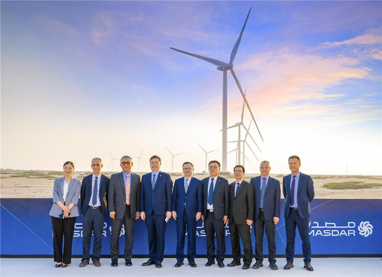 中方建設(shè)者在風(fēng)電場(chǎng)合影。中國(guó)電建供圖