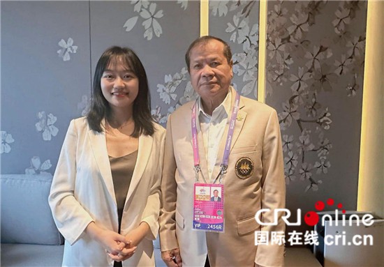 　　△柬埔寨國家奧委會(huì)主席、柬埔寨亞運(yùn)代表團(tuán)團(tuán)長唐坤（右）接受記者采訪