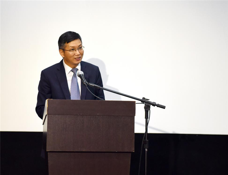 中國(guó)駐圣保羅總領(lǐng)事余鵬在開幕活動(dòng)中致辭。 圣保羅州立大學(xué)孔子學(xué)院供圖