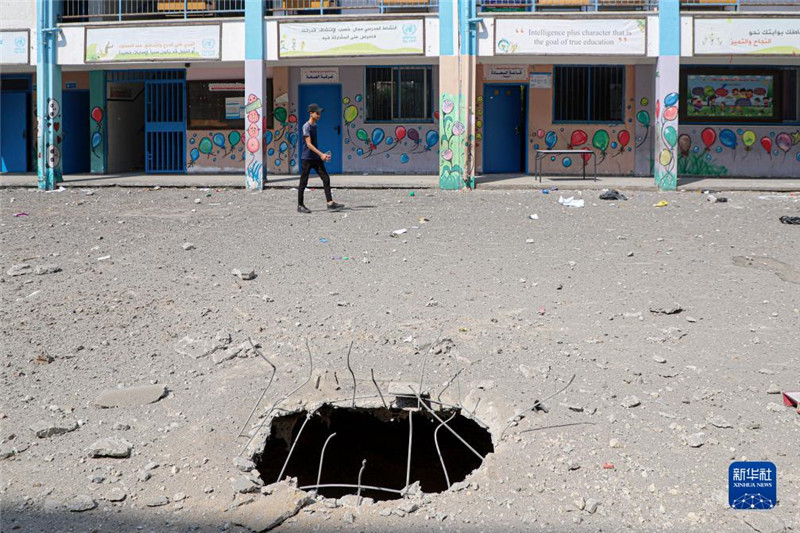 這是10月8日在加沙城一所學(xué)校拍攝的以色列空襲對(duì)地面造成的破壞。新華社發(fā)（里澤克·阿卜杜勒賈瓦德攝）