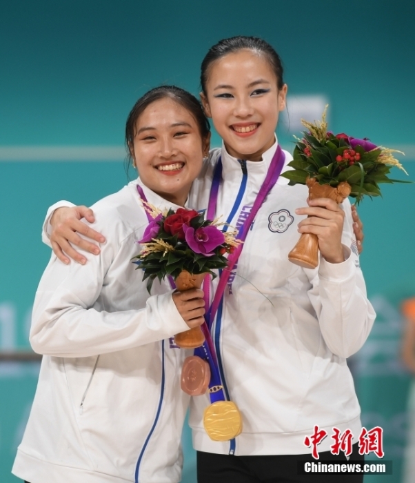 10月7日，杭州第19屆亞運(yùn)會(huì)輪滑項(xiàng)目女子花樣輪滑單人滑長(zhǎng)節(jié)目決賽在錢(qián)塘輪滑中心舉行。結(jié)合短節(jié)目決賽成績(jī)，中國(guó)臺(tái)北選手洪筱晴(左)以94.38分的總成績(jī)奪得女子花樣輪滑單人滑冠軍，中國(guó)臺(tái)北選手張致如(右)獲得季軍。<a target='_blank' href='/'><p  align=