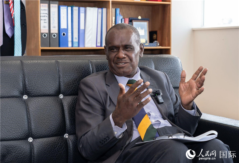 2023年9月13日，所羅門群島外交部長杰里邁亞·馬內(nèi)萊在首都霍尼亞拉接受人民網(wǎng)記者專訪。人民網(wǎng) 賀吉攝