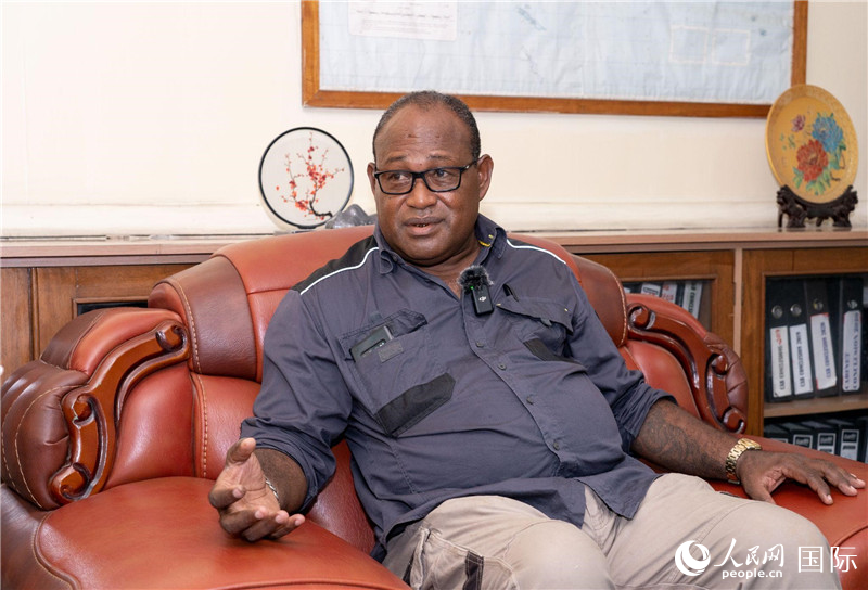 2023年9月13日，所羅門群島副總理兼基礎(chǔ)設(shè)施和發(fā)展部長梅納西·梅蘭加在首都霍尼亞拉接受人民網(wǎng)記者專訪。人民網(wǎng) 賀吉攝