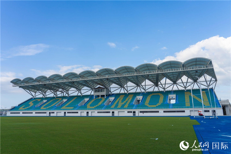 2023年9月12日，位于所羅門群島首都霍尼亞拉的由中土公司承建的中國援所羅門群島2023年太平洋運(yùn)動會體育場館。人民網(wǎng) 賀吉攝