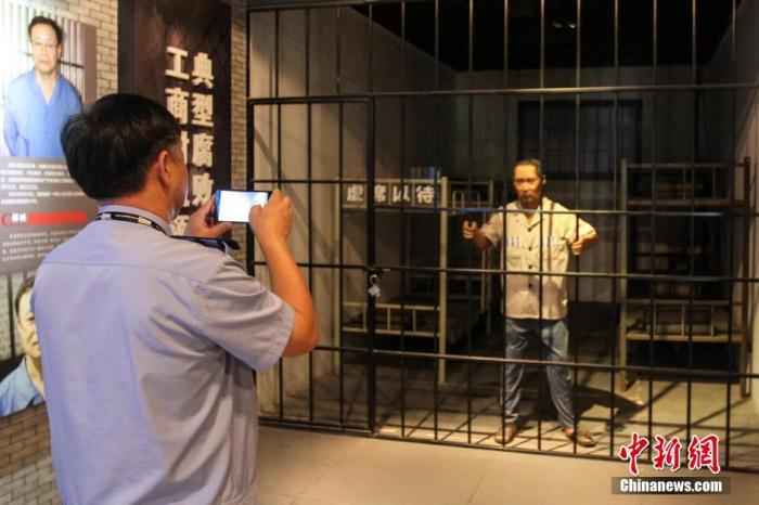 資料圖：2015年10月，海南省公安廳組織黨員干部前往反腐倡廉警示教育基地參觀受教。洪堅(jiān)鵬 攝