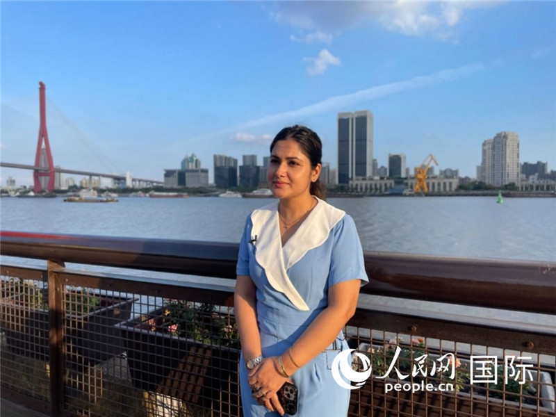 孟加拉國Channel24電視頻道主持人伊斯拉特·阿敏在上海市楊浦濱江接受采訪。 人民網(wǎng)記者 張榮攝