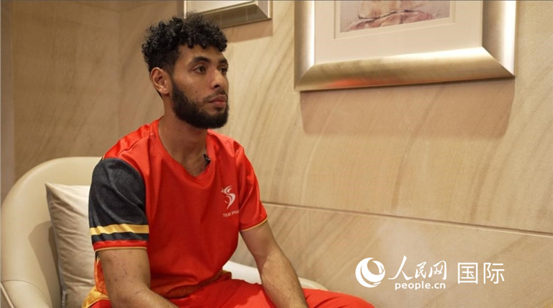 巴布亞新幾內(nèi)亞乒乓球國家隊隊員杰弗瑞·羅伊接受采訪。 人民網(wǎng) 彭昱凱攝