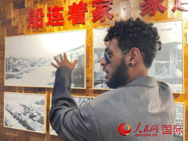 巴布亞新幾內(nèi)亞乒乓球國家隊隊員羅伊在福建省寧德市下歧村參觀。人民網(wǎng)記者 張榮攝