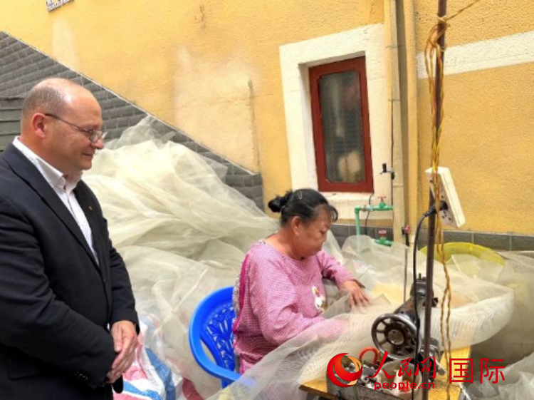 馬耳他瑪格麗特中學“中國角”教師馬丁·阿佐帕迪在福建省寧德市下歧村參觀。人民網(wǎng)記者 周雨攝