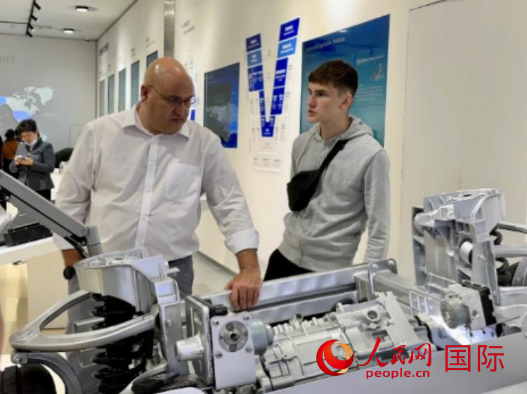 馬耳他瑪格麗特中學“中國角”的學生父親誒特伯特·斯肯布里參觀福建省寧德市寧德時代新能源科技股份有限公司。 人民網(wǎng)記者 周雨攝